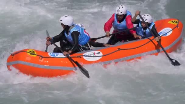 Iráni Női Alatt Rafting Csapat Dora Baltea Folyó Képzés Során — Stock videók