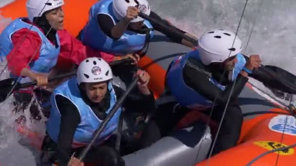 Iráni Női Alatt Rafting Csapat Dora Baltea Folyó Képzés Során — Stock videók