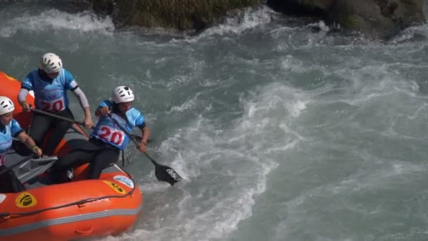 Las Mujeres Italianas Bajo Equipo Rafting Entrenamiento Cámara Lenta Río — Vídeo de stock