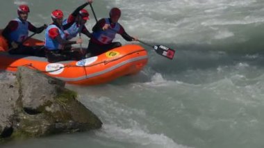 Takım eğitim Dora Baltea nehirde rafting Rafting Şampiyonası sırasında üzerinde 23 Temmuz 2018, Ivrea (İtalya altında Arnavut 23 mens)