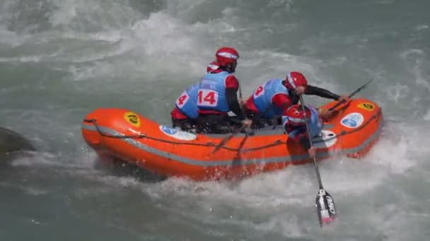 Equipo Rafting Albanian Mens Entrenamiento Río Dora Baltea Durante Campeonato — Vídeos de Stock