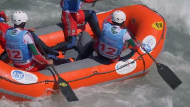 Bolgár Alatt Férfi Rafting Csapat Képzés Dora Baltea Folyó Alatt — Stock videók