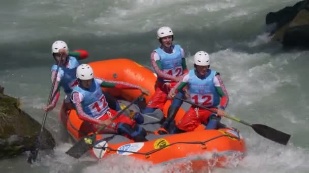 Takım Eğitim Dora Baltea Nehirde Rafting Rafting Şampiyonası Sırasında Üzerinde — Stok video