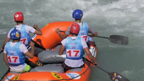 Iráni Alatt Férfi Rafting Csapat Képzés Dora Baltea Folyó Alatt — Stock videók