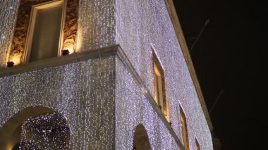 Corso Vittorio Emanuele Duomo, Aralık 2017, Milan (İtalya yakınındaki bir binada cephesinde Noel aydınlatmaları)