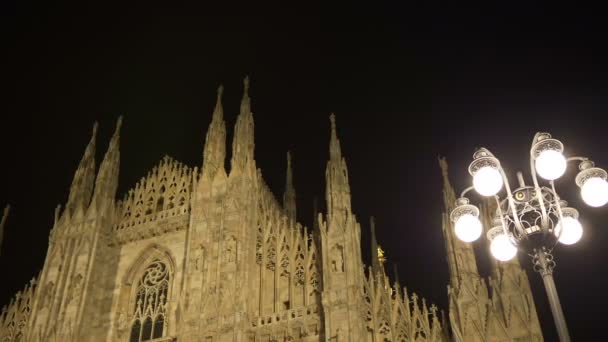 クリスマス ツリーのライトの装飾と夜 2017 月ミラノ イタリアのドゥオモ大聖堂 — ストック動画
