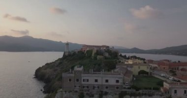 Hava deniz Portoferraio, Elba Adası (İtalya promontory üzerinde eski bir Ortaçağ kenti görünümünden)