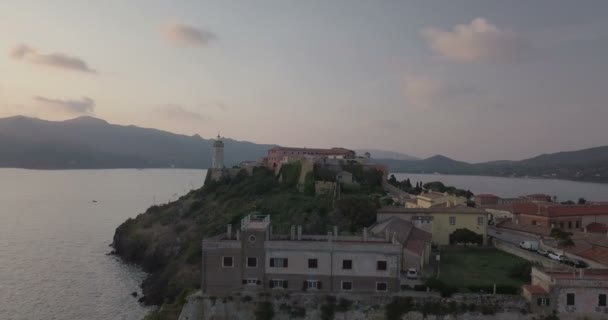 古代中世都市 イタリア エルバ島の岬で ポルトフェッライオの海から空撮 — ストック動画