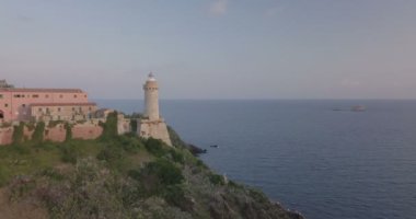 Hava deniz Portoferraio, Elba Adası (İtalya promontory üzerinde eski bir Ortaçağ kenti görünümünden)