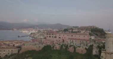 Hava deniz Portoferraio, Elba Adası (İtalya promontory üzerinde eski bir Ortaçağ kenti görünümünden)