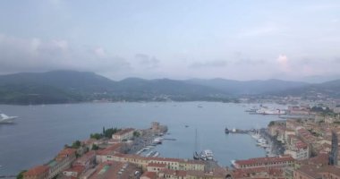 Hava deniz Portoferraio, Elba Adası (İtalya promontory üzerinde eski bir Ortaçağ kenti görünümünden)