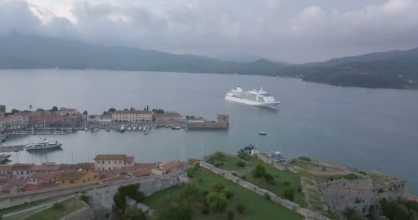 Vista Aérea Desde Mar Portoferraio Una Antigua Ciudad Medieval Promontorio — Vídeos de Stock