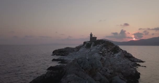 Widok Lotu Ptaka Świcie Latarnia Morska Szczycie Skalistej Wysepce Bez — Wideo stockowe