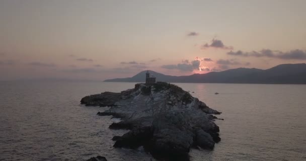 Légifelvételek Hajnalban Egy Világítótorony Egy Sziklás Szigetecske Növényzet Előtt Portoferraio — Stock videók