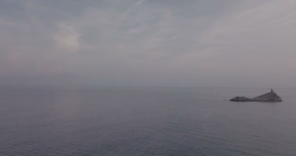 Widok Lotu Ptaka Świcie Latarnia Morska Szczycie Skalistej Wysepce Bez — Wideo stockowe