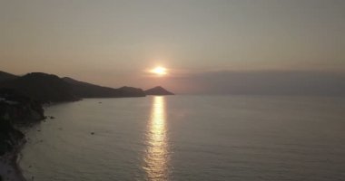 Capobianco, beyaz uçurum kıyılarında Akdeniz'de, Elba Adası (İtalya kristal berraklığında su ile havadan görünümü)