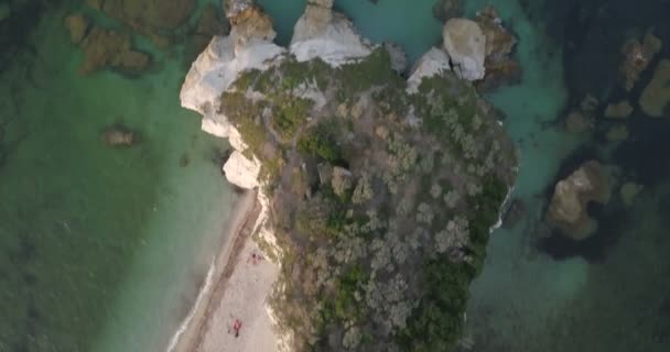 Capobianco 的鸟瞰图 位于地中海的一座白色悬崖沿岸 有清澈的海水 在意大利 — 图库视频影像