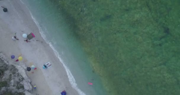 片頭痛 エルバ島 イタリア 地中海の透明な水と白い崖の海岸の空撮 — ストック動画