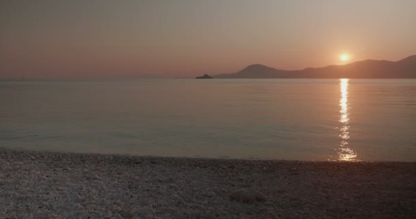 片頭痛 エルバ島 イタリア 地中海の透明な水と白い崖の海岸の空撮 — ストック動画