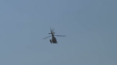 Bir bulutlu gökyüzü uçan sedye ile bir kurtarma helikopteri