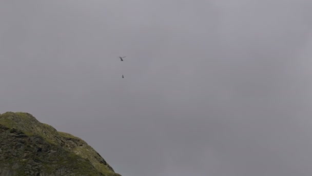 在多云的天空中飞行的消防直升机 — 图库视频影像