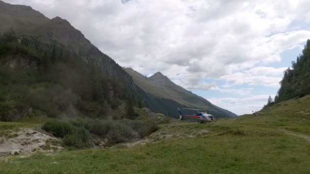 Een Rescue Helikopter Opstijgen Berg — Stockvideo