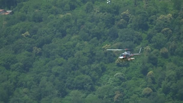 Helicóptero Rescate Con Camilla Volando Hacia Montaña — Vídeos de Stock