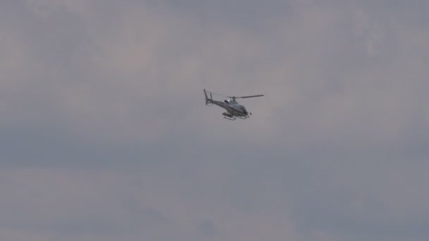 用担架在多云的天空飞行的救援直升机 — 图库视频影像