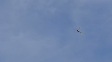 Gökyüzünde uçan bir helikopter.