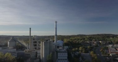 Bir dağ manzarası endüstriyel bir tesisi baca havadan görünümü