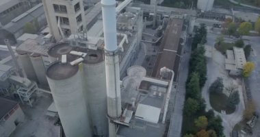 Bir dağ manzarası endüstriyel bir tesisi baca havadan görünümü