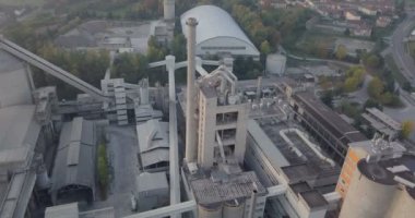 Bir dağ manzarası endüstriyel bir tesisi baca havadan görünümü