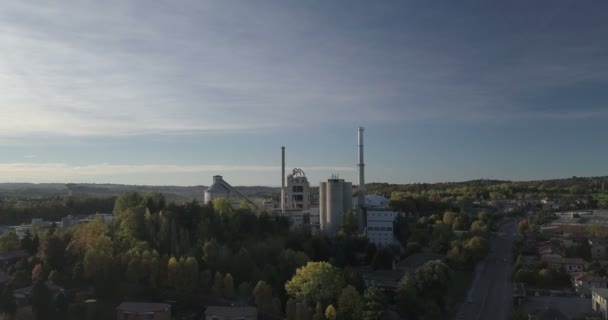 山の風景で工場の煙突の空撮 — ストック動画