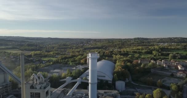 Vista Aérea Chimenea Una Planta Industrial Paisaje Montaña — Vídeo de stock