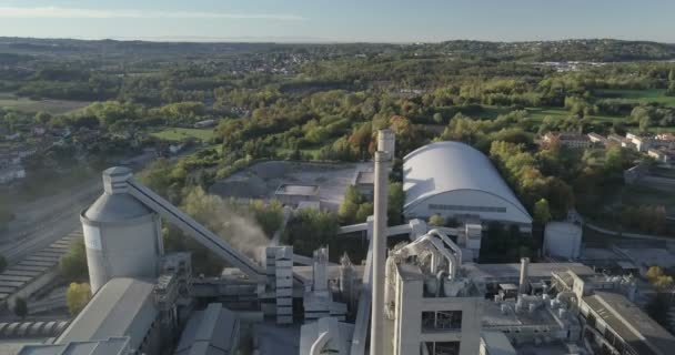 山景观中工业厂房烟囱的鸟图 — 图库视频影像