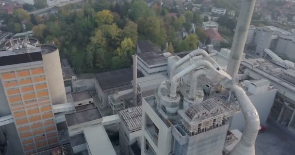 Vista Aérea Chimenea Una Planta Industrial Paisaje Montaña — Vídeos de Stock