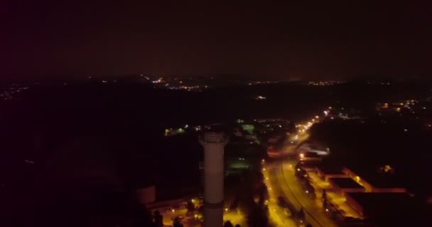Вид Воздуха Дымоход Промышленного Завода Горном Ландшафте — стоковое видео