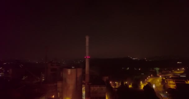 Vista Aérea Chimenea Una Planta Industrial Paisaje Montaña — Vídeos de Stock