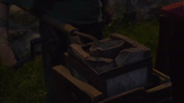 Antika madeni para üretimi sırasında Breno (İtalya) adlı bir reenactment üzerinde 12 Ağustos 2018.