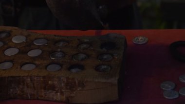 Antika madeni para üretimi sırasında Breno (İtalya) adlı bir reenactment üzerinde 12 Ağustos 2018.