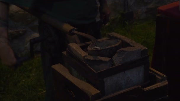 Antika Madeni Para Üretimi Sırasında Breno Talya Adlı Bir Reenactment — Stok video
