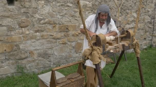 Anciano Trabajando Antiguo Torno Madera Durante Una Recreación Breno Italia — Vídeo de stock