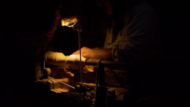 Homem Velho Trabalhando Torno Madeira Antiga Durante Uma Reconstituição Breno — Vídeo de Stock