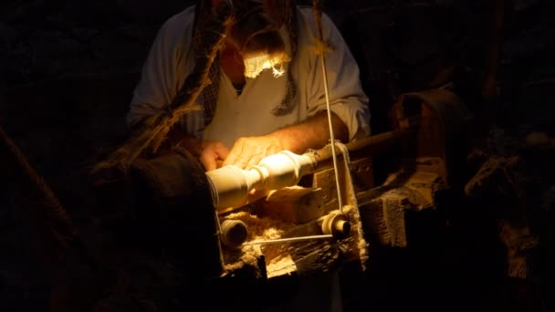 Ein Alter Mann Bei Der Arbeit Einer Antiken Holzdrehbank Während — Stockvideo