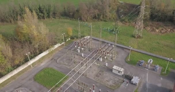 Luchtfoto Van Een Macht Line Transmissie Toren Een Herfst Ochtend — Stockvideo