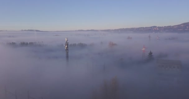 Vuela por encima de Foggy Valley — Vídeos de Stock