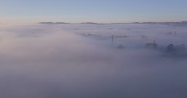 Vuela por encima de Foggy Valley — Vídeos de Stock