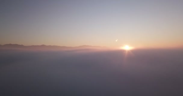 Flyga genom molnet Sunrise — Stockvideo