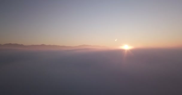 Voler à travers le nuage lever du soleil 