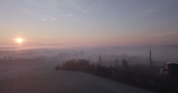 在一条穿过风景秀丽的乡村的混凝土乡村公路上飞行 — 图库视频影像